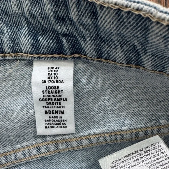 🎈🎈 H&M Distressed Light Blue Jeans - Picture 2 of 4